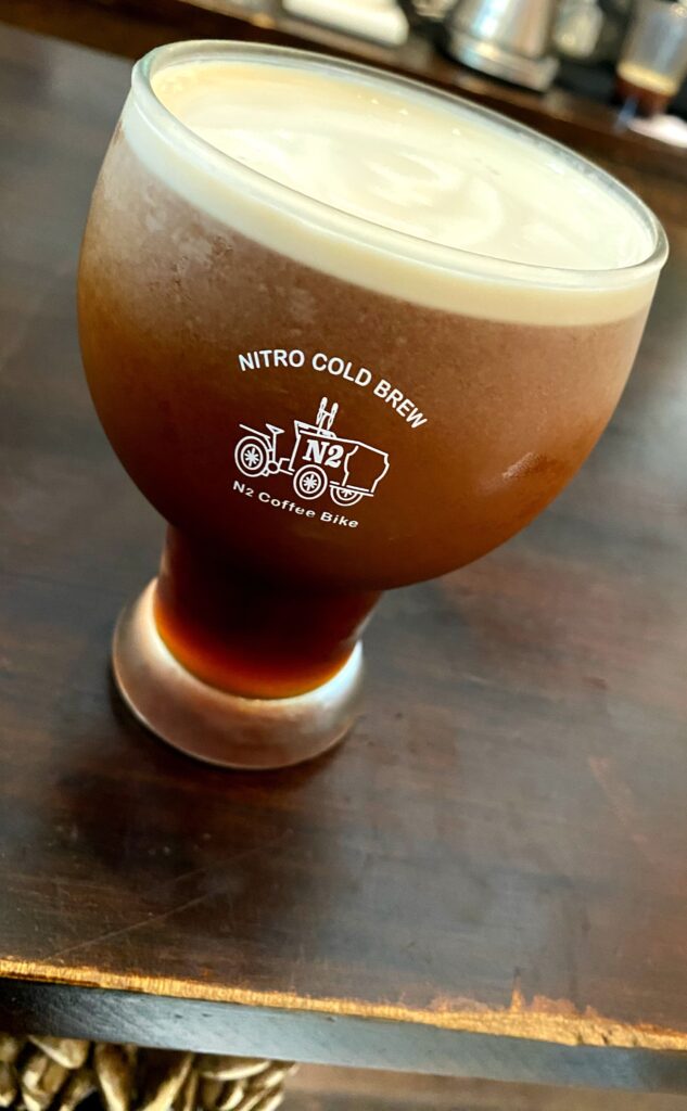 N2-coffee Bike 氮氣冷萃咖啡｜瓜地馬拉薇薇特南果，內用是類似啤酒杯的方式裝杯，上方一層泡沫，視覺上相當療癒。綿密滑順的口感真好喝 !