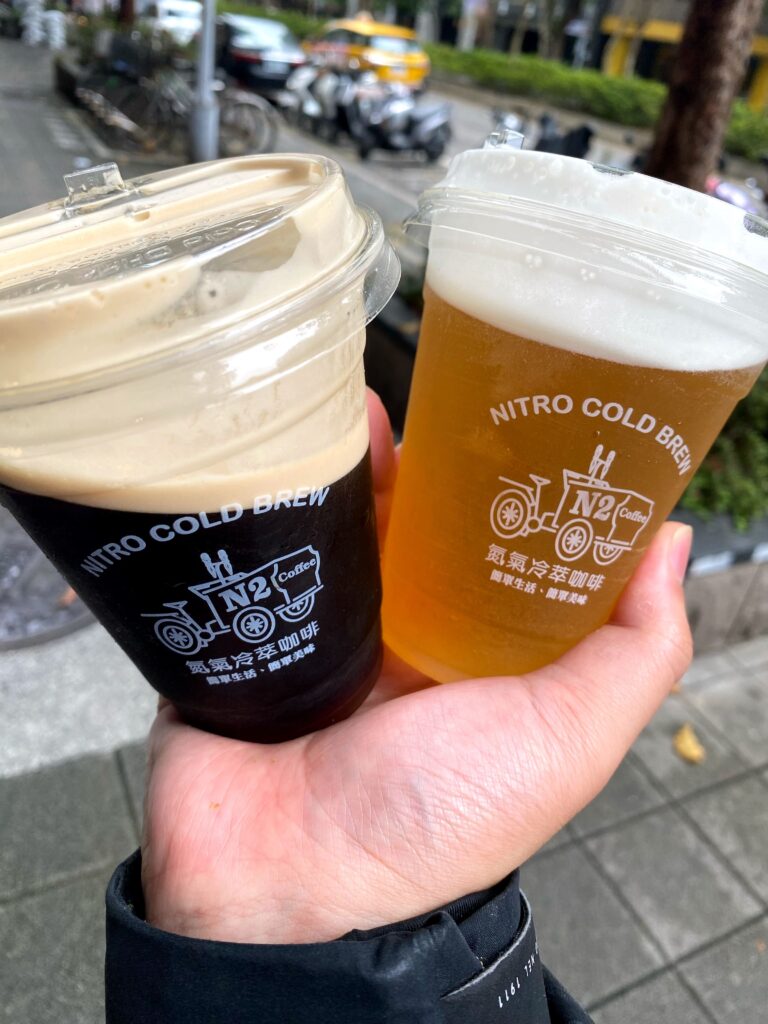 N2-coffee Bike 氮氣冷萃咖啡/茶｜外帶用的是塑膠杯，有一天一口氣買了兩杯左邊是咖啡-西達摩，右邊是白桃烏龍茶